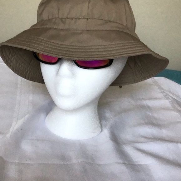 Other - London Fog women khaki tan bucket hat great condition